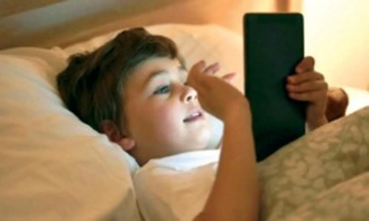 والدین باید استفاده از تبلت و تلفن هوشمند کودکان را محدود کنند