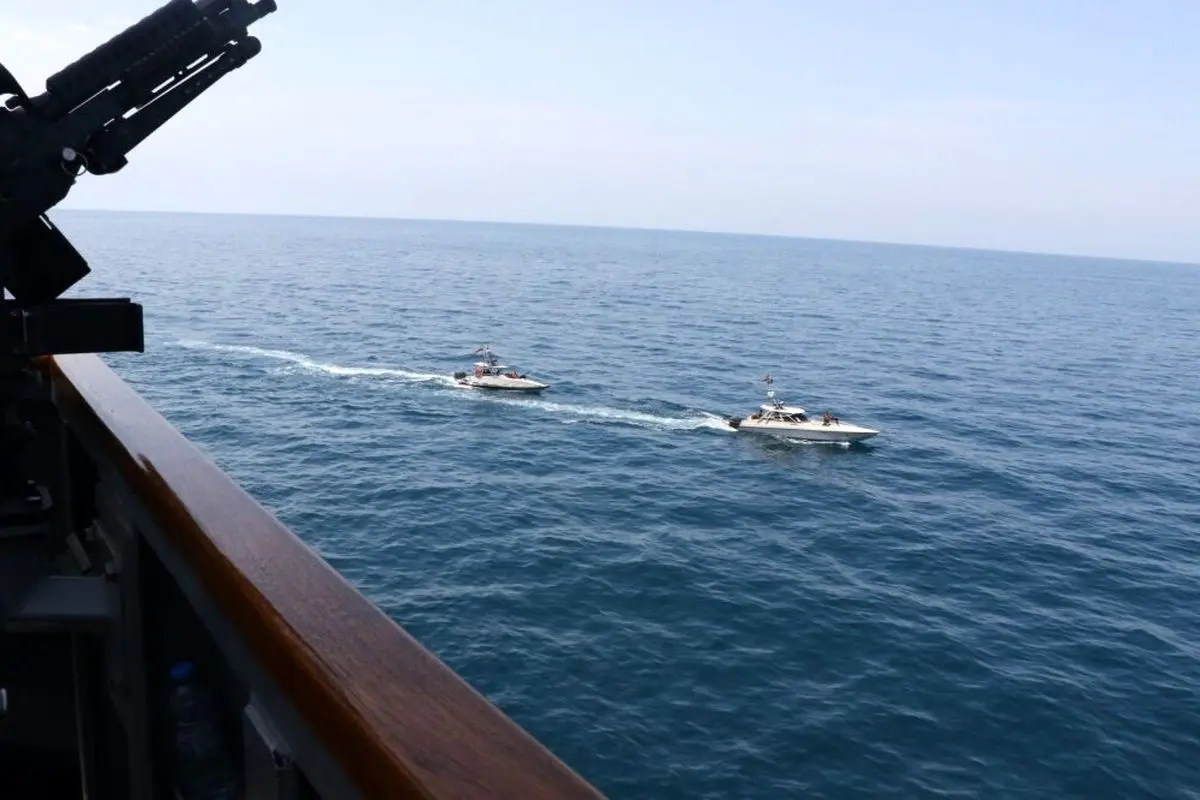 ببینید | سپاه پاسداران منتشر کرد:تصاویر رصد ناو آمریکایی در خلیج فارس توسط ۱۱ قایق تندروی ایرانی