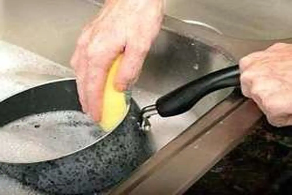 روش شستن و تمیز کردن ظروف و قابلمه سوخته تفلون