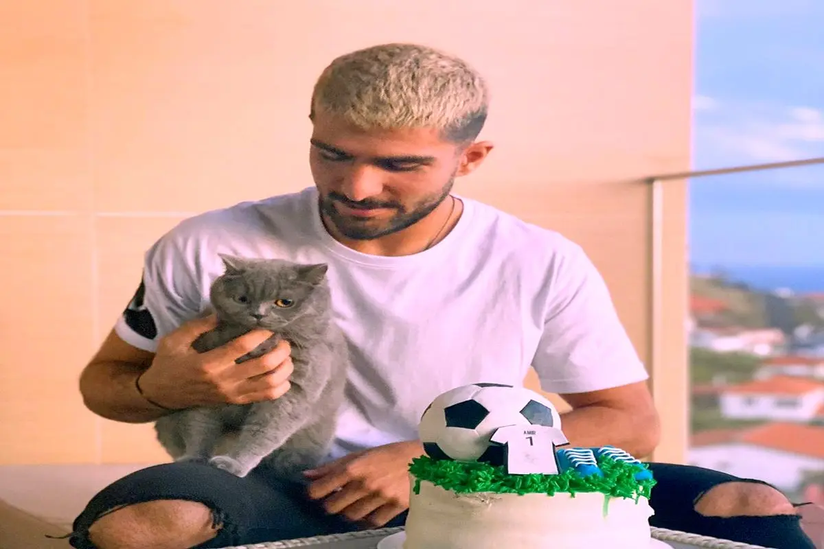 تولد امیر عابدزاده در کنار گربه‌اش