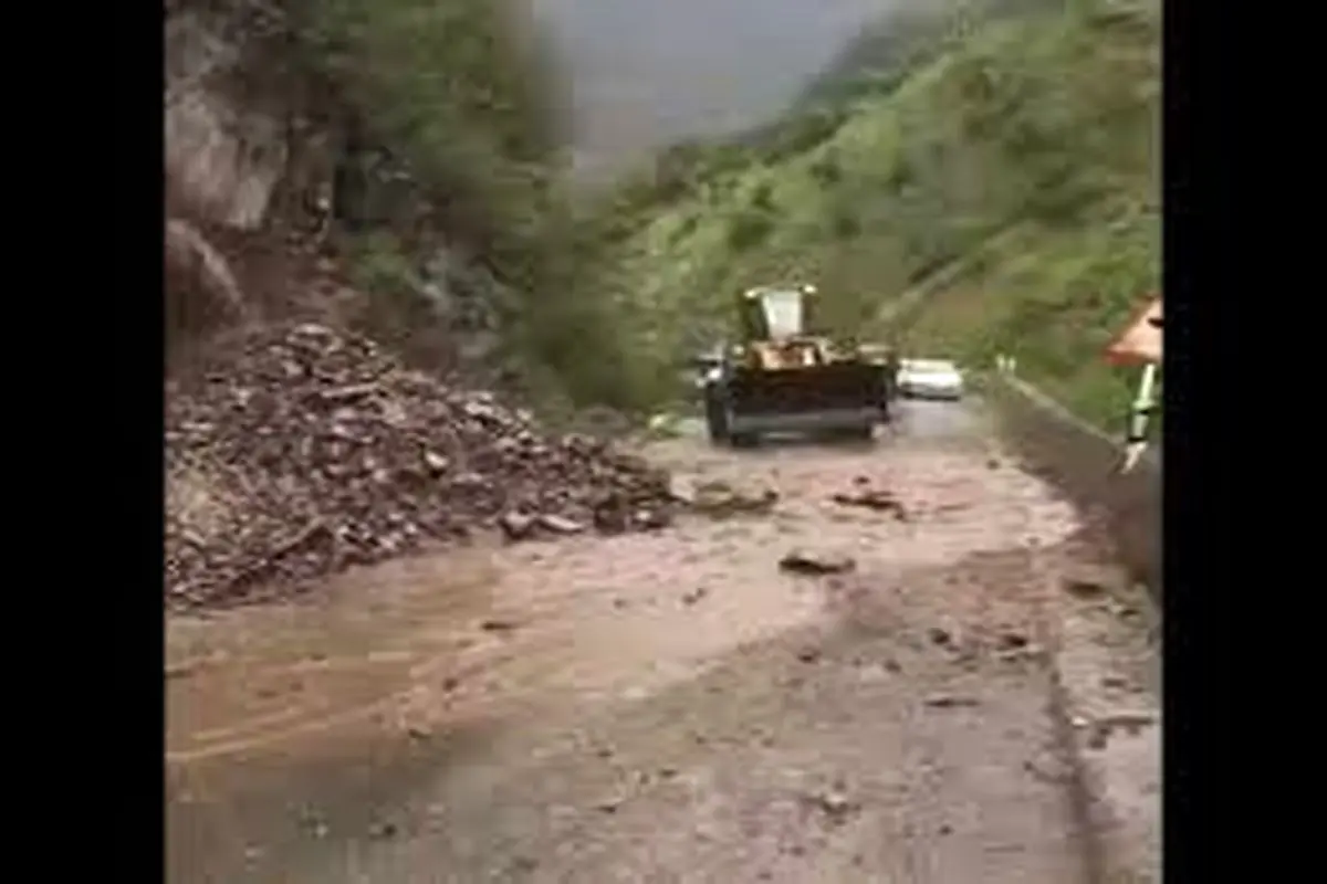 فیلم| لحظه جاری شدن سیلاب و ریزش کوه در محور کندوان