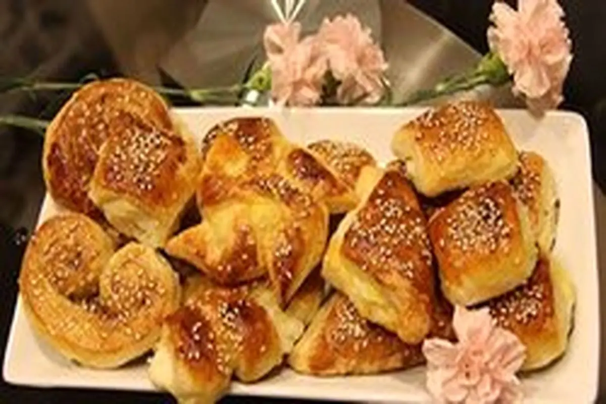 شیرینی گل محمدی برای سفره افطار با چای