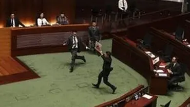 قانونگذاران حامی پکن و حامی دموکراسی در هنگ‌کنگ درگیر شدند