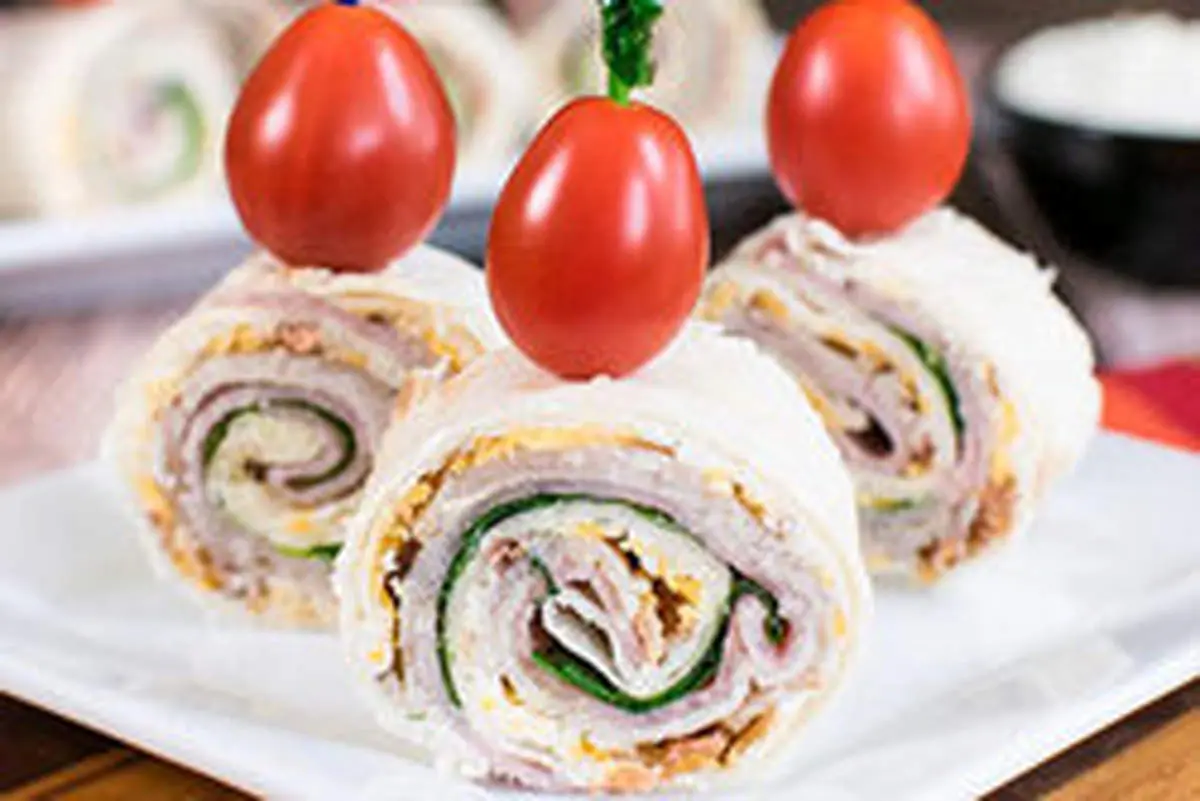 طرز تهیه رولت کالباس پنیری