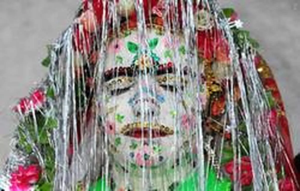 رسمی عجیب برای ترساندن داماد! +تصاویر