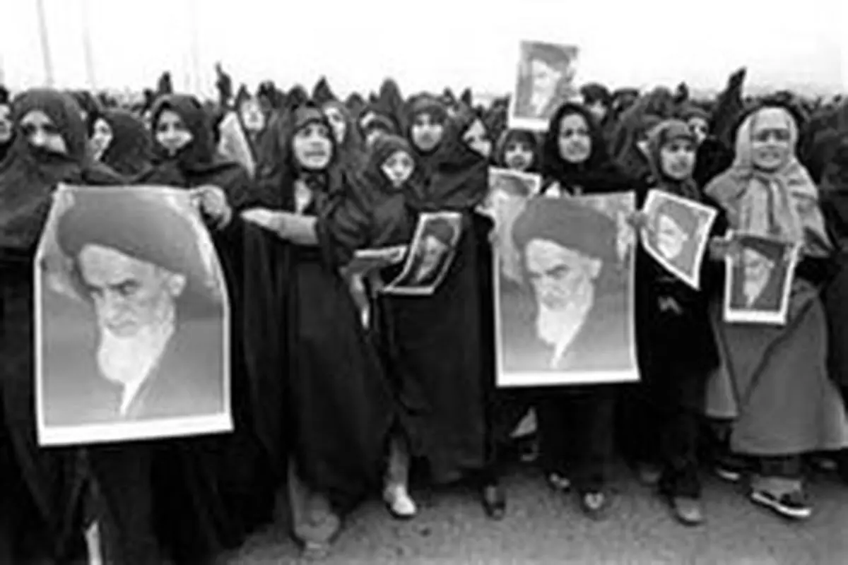 رهبر انقلاب:زن مسلمان ایرانی تاریخ جدیدی را پیش چشم زنان جهان گشود