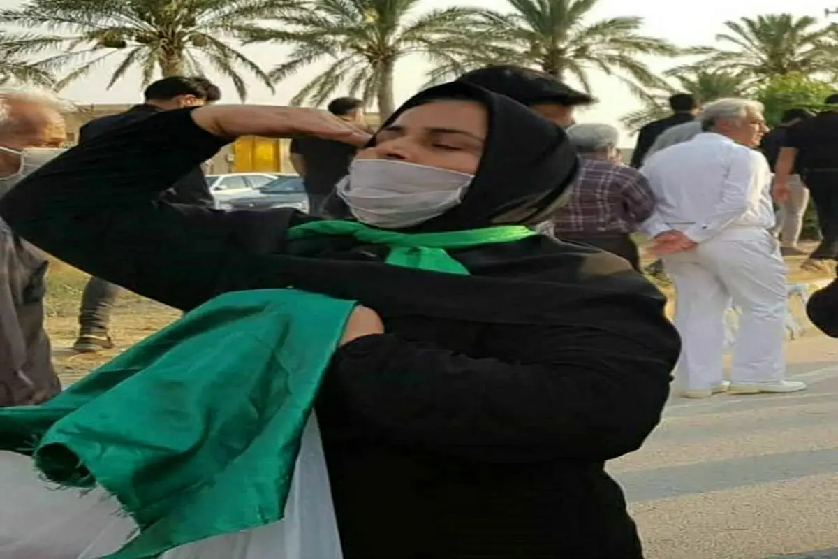 احترام نظامی مادر شهید حادثه کنارک هنگام ورود پیکر فرزندش + عکس