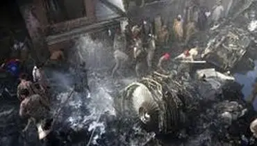 سقوط هواپیما در منطقه‌ مسکونی کراچی پاکستان؛ مسافری که جان به در برد
