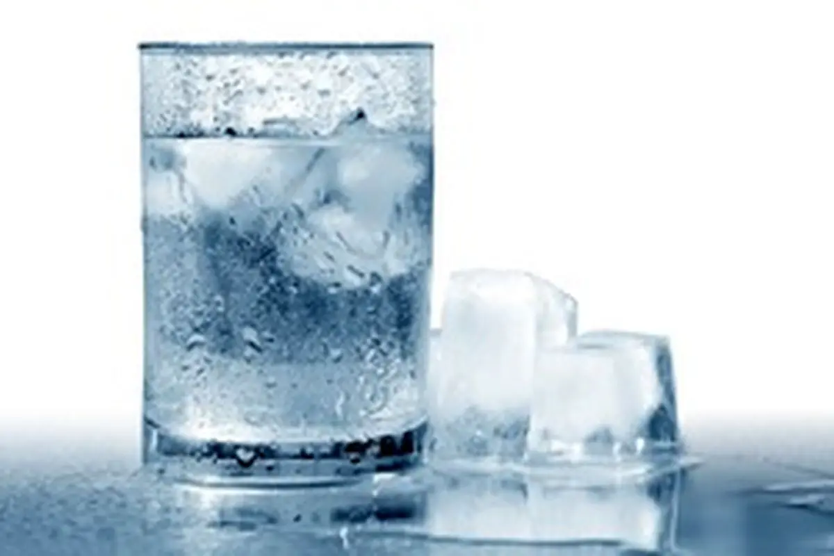 مضرات نوشیدن آب یخ برای بدن