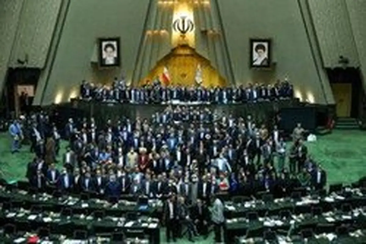 عکس یادگاری نمایندگان دوره دهم مجلس با لاریجانی