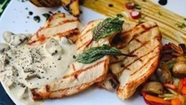 استیک مرغ با سس قارچ، خوشمزه و لذیذ
