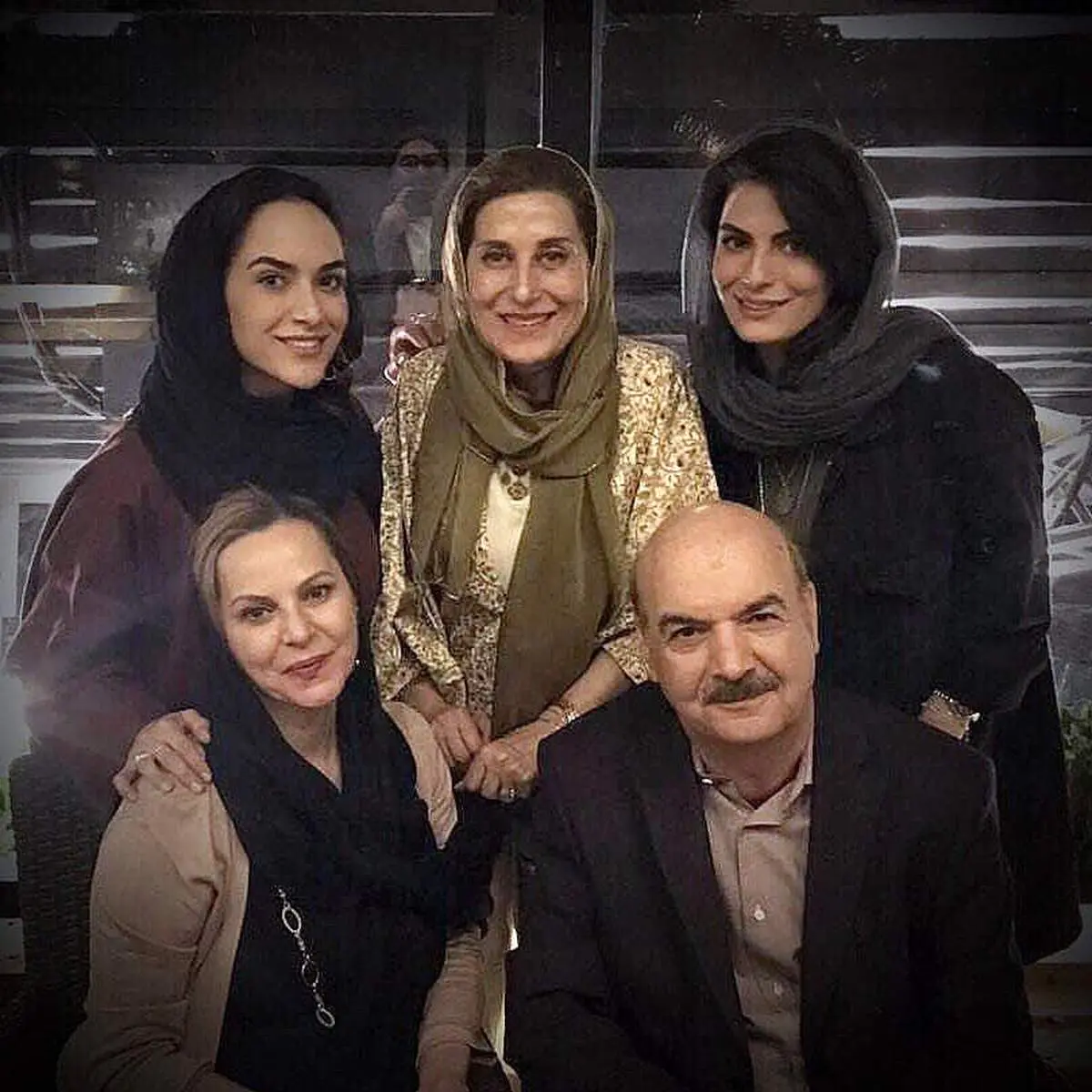 فاطمه معتمد آریا در کنار ایرج طهماسب و خانواده‌اش