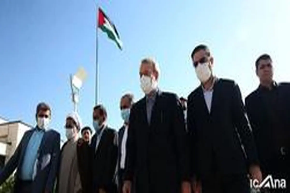 رئیس مجلس پرچم فلسطین را مقابل ساختمان شهرداری قم به اهتزاز درآورد
