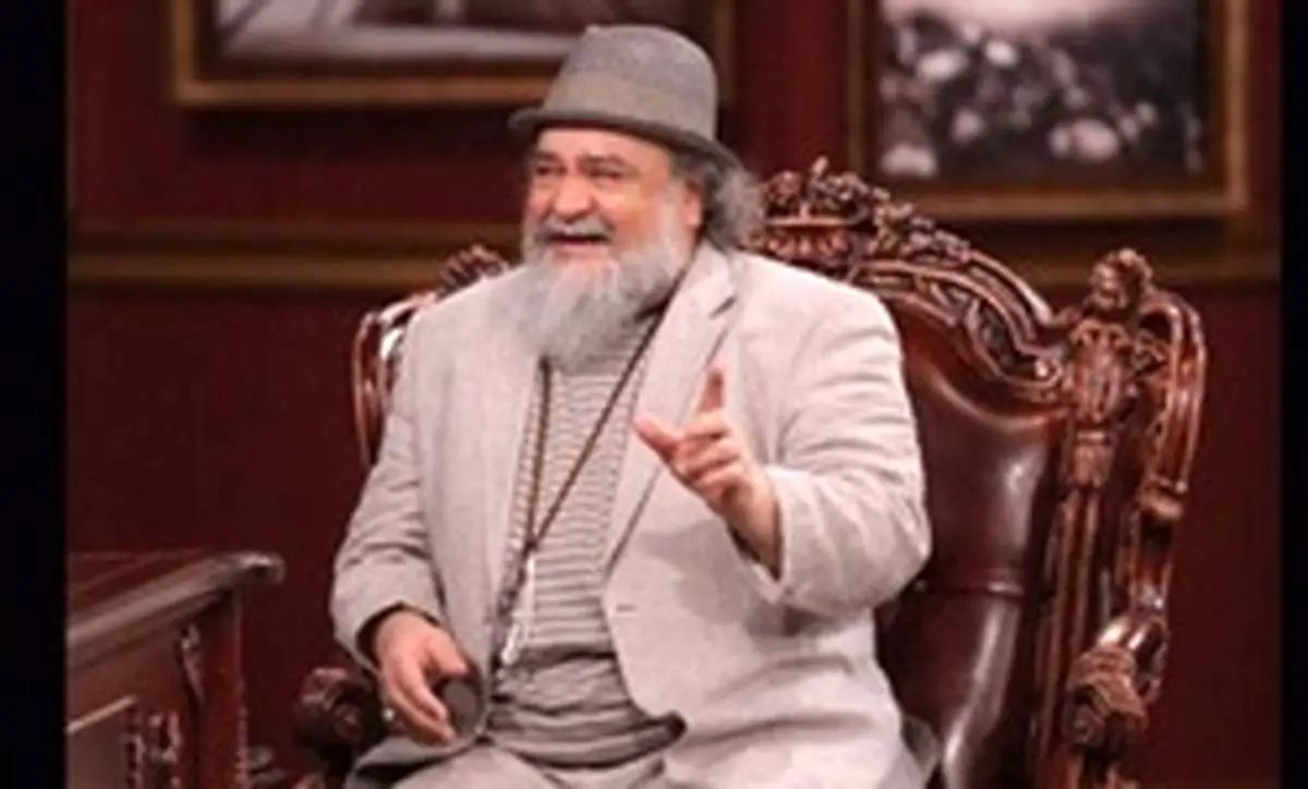 محمدرضا شریفی‌نیا هم از لباس پوشیدن مجری «دورهمی» ایراد گرفت/ پاسخ جالب آقای بازیگر به بازجوی ساواک+فیلم
