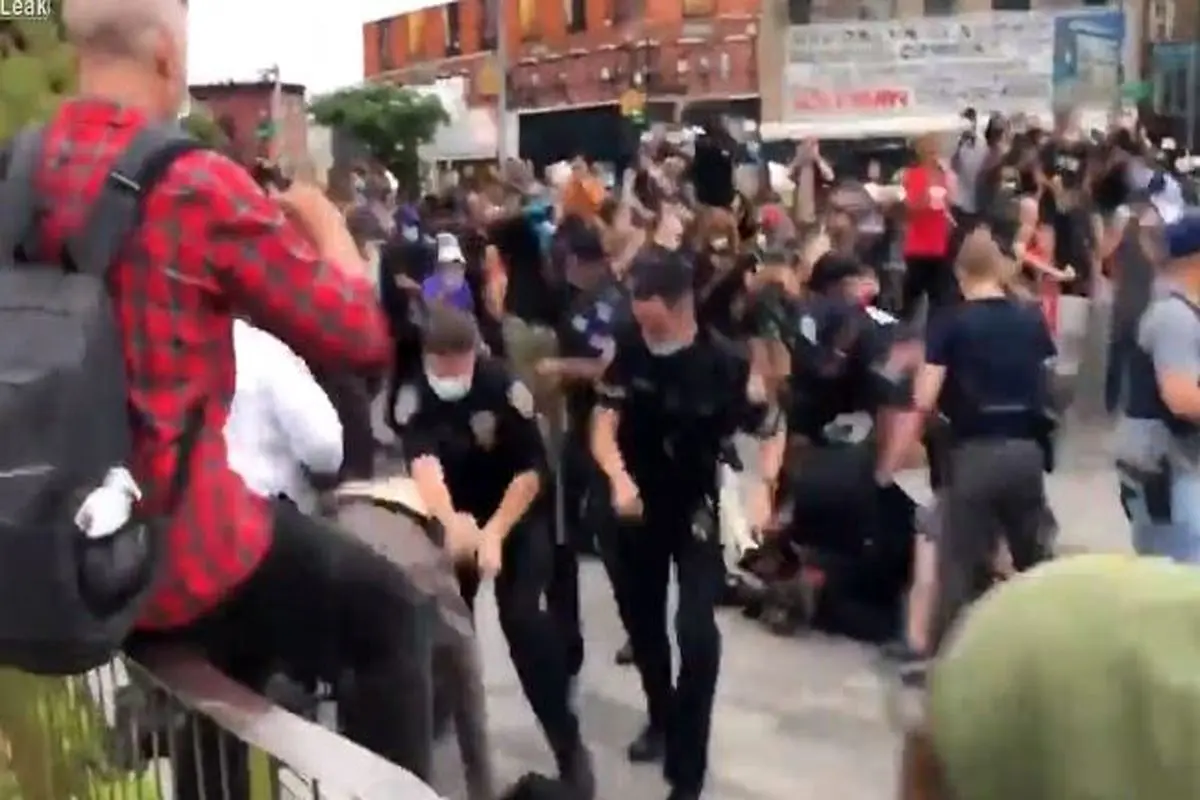 ضرب و شتم معترضان به دست پلیس نیویورک+فیلم