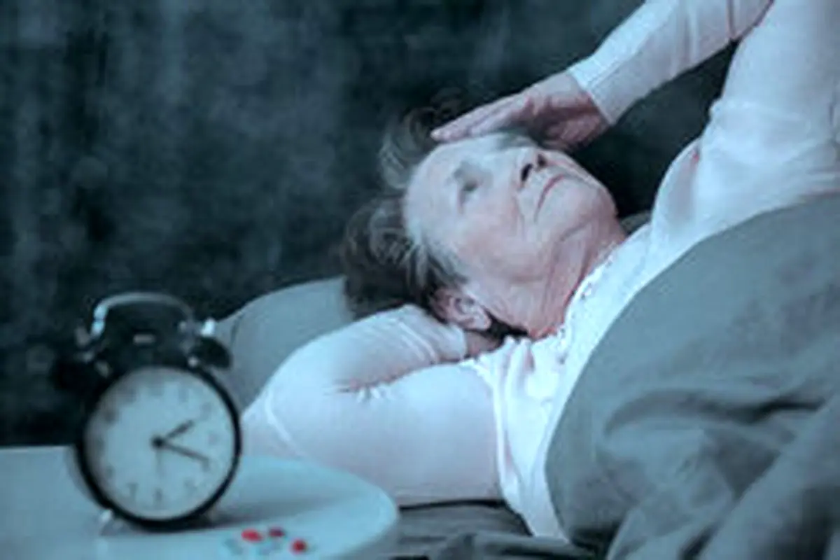 چرا افراد مسن به‌ سختی به خواب می‌روند؟