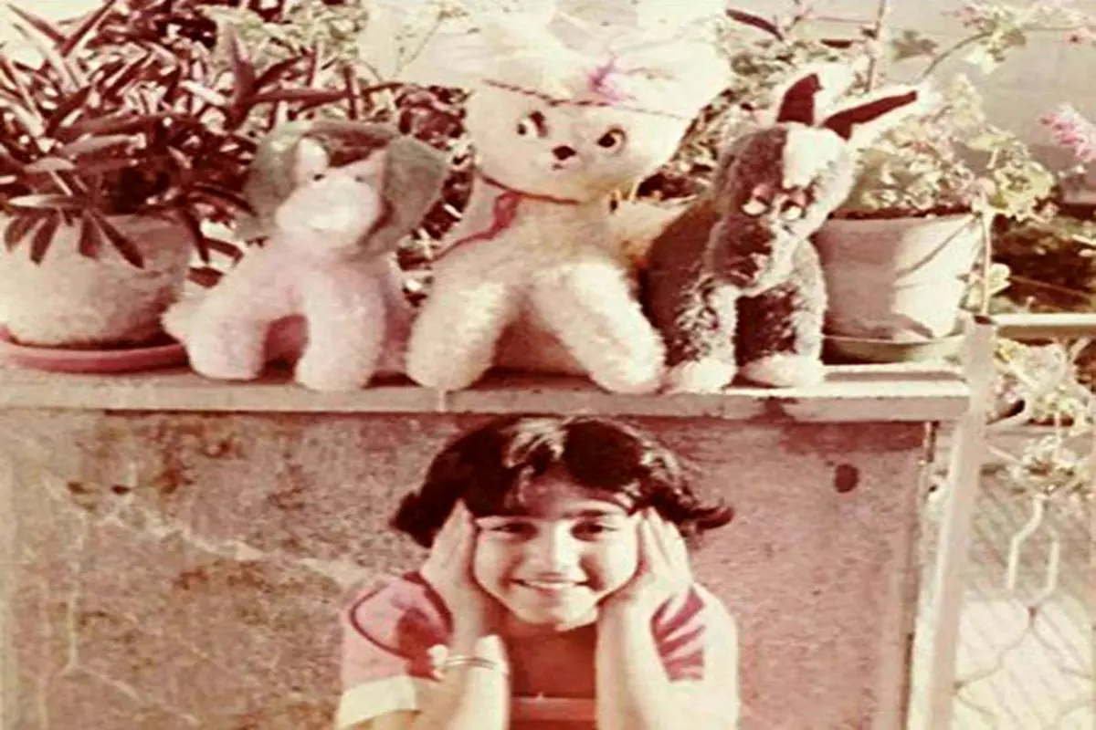 عکس کودکی بهنوش بختیاری با عروسک‌هایش