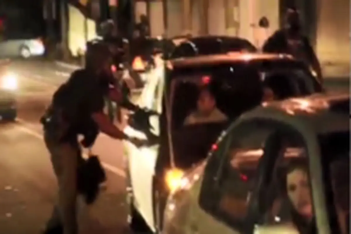 حمله پلیس آمریکا به راننده و مسافر سیاه پوست! +فیام