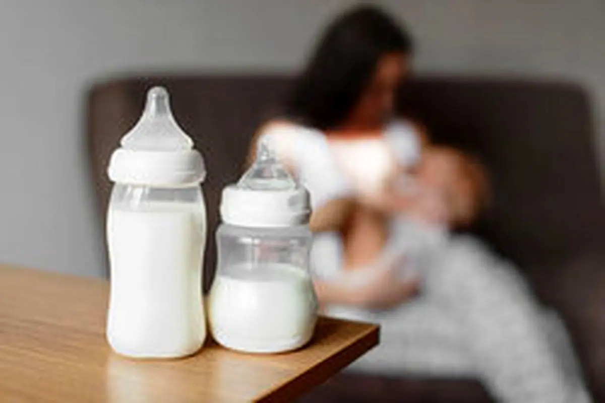 علت تغییر رنگ شیر مادر چیست؟