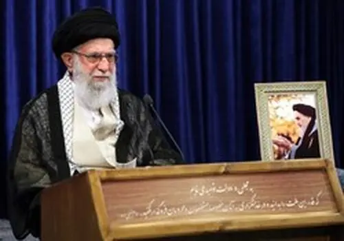 ویدئوی کمیاب از رهبر انقلاب در حال شعار دادن!

