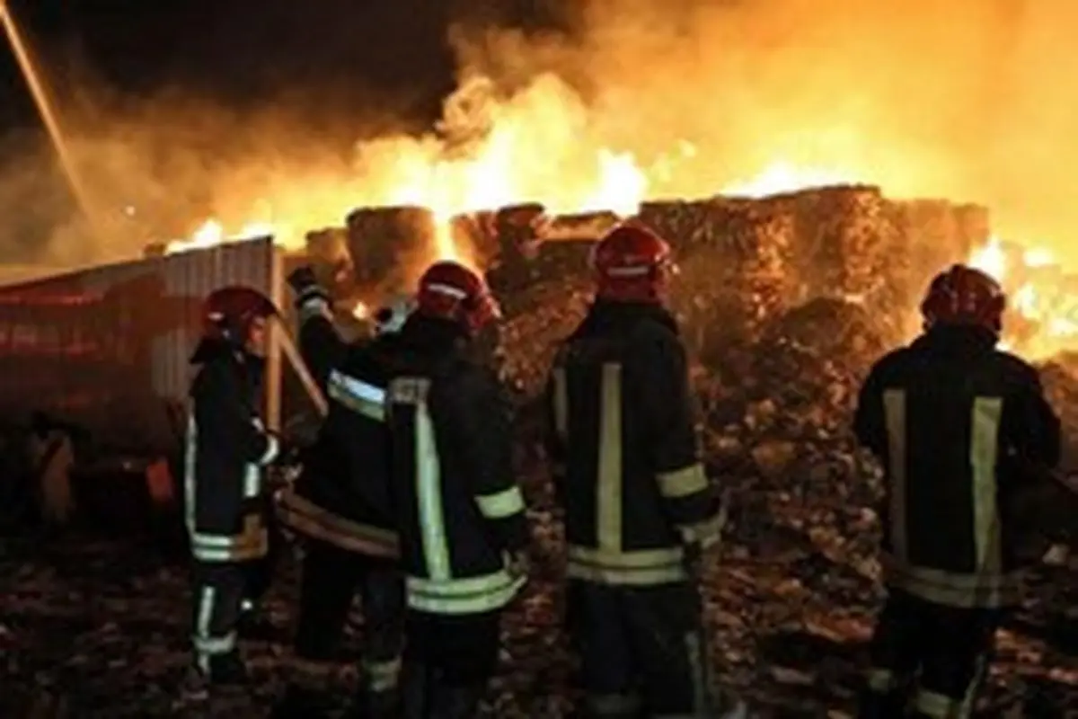 بخشی از انبار‌های شرکت فولاد خوزستان در آتش سوخت