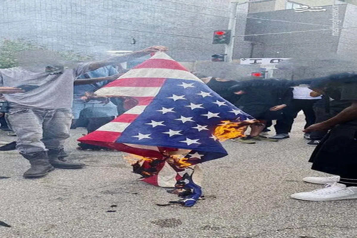 آتش زدن پرچم آمریکا این‌بار در هیوستون +عکس