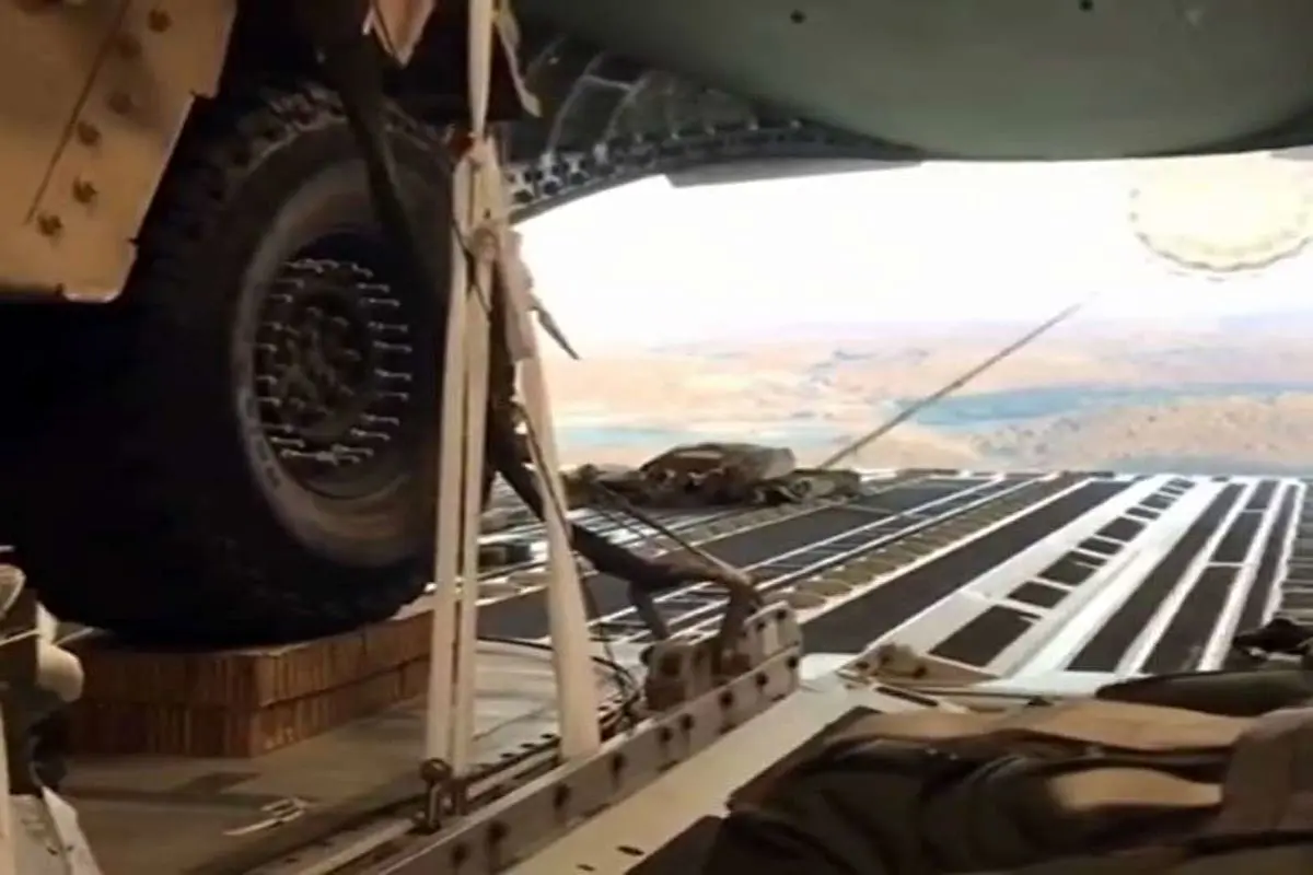 ویدیو /پرتاب خودرو و ادوات نظامی در مناطق صعب العبور توسط هواپیماهای غولپیکر نظامی