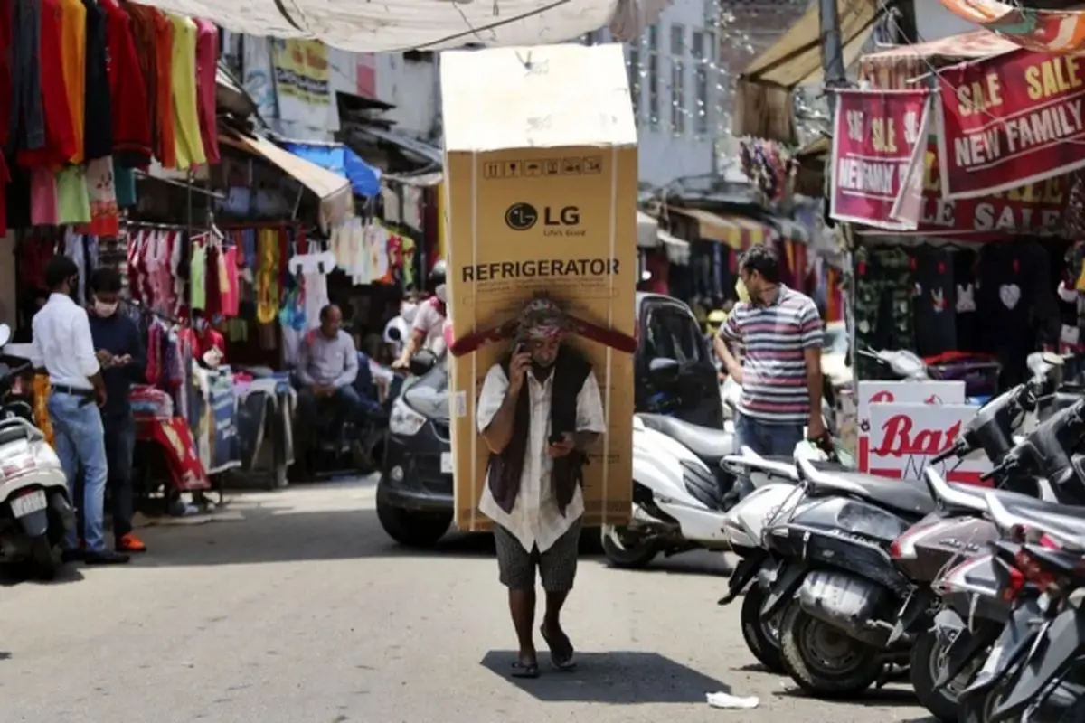 عکس/باربر پر توان هندی در بازار