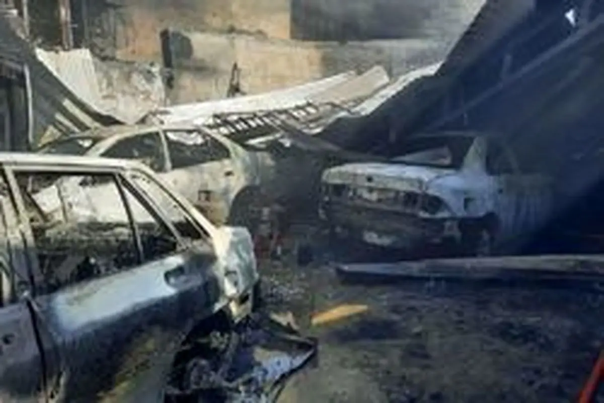 ۱۳ خودرو توقیفی در پارکینگی در شیراز در آتش سوخت