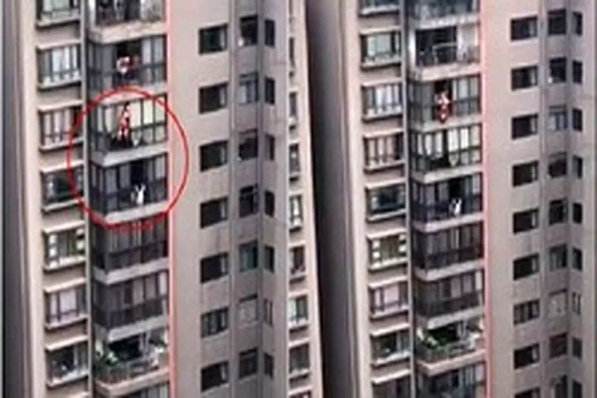 لحظه نفس گیر نجات کودک آویزان از پنجره طبقه ۱۳ برج!+فیلم