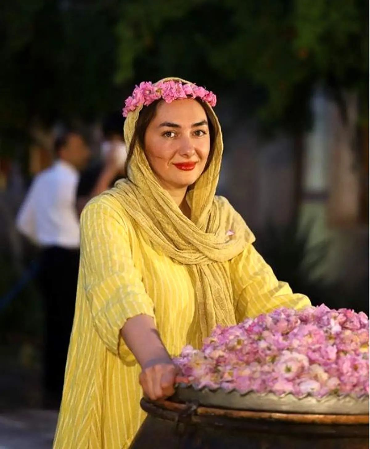 عکس/تیپ «هانیه توسلی» پای دیگ گلاب گیری