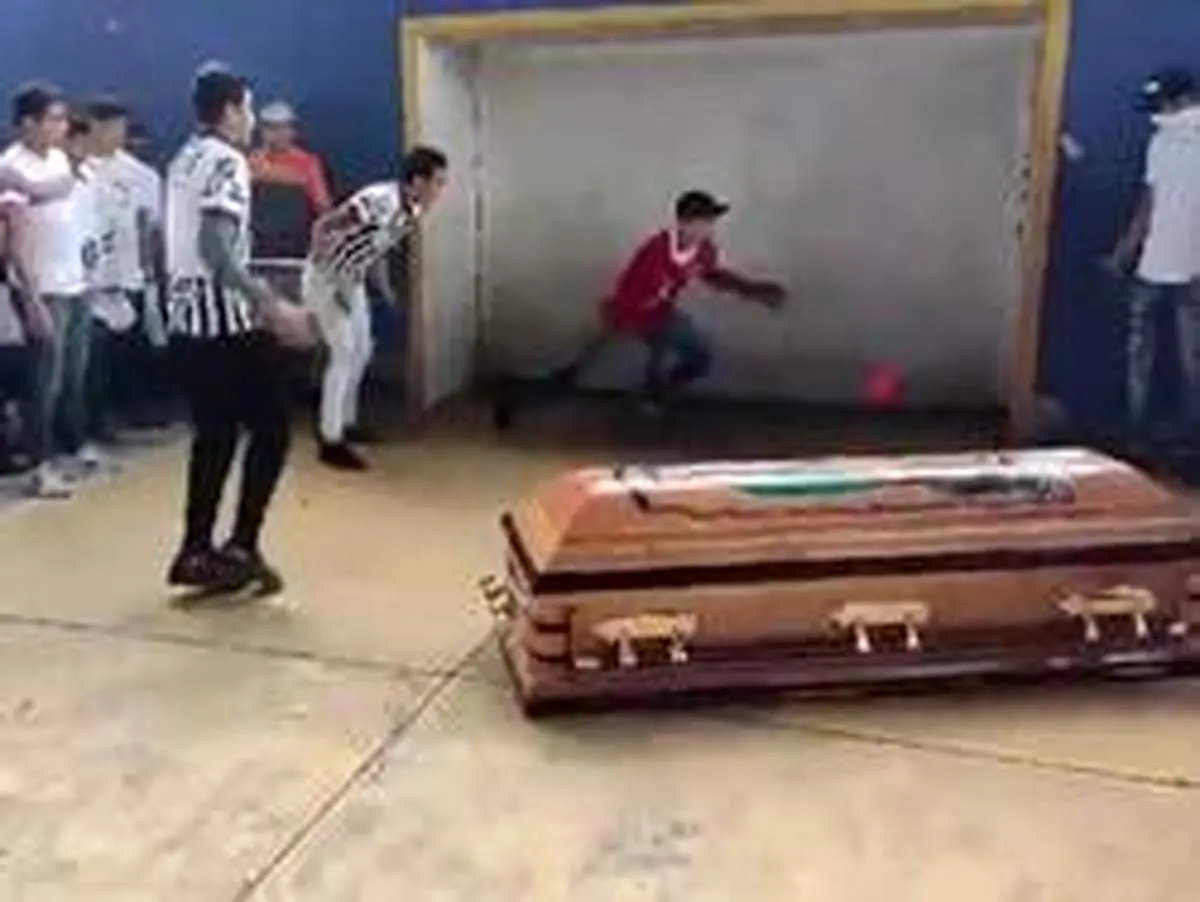 وداع غم انگیز و دیدنی جوانان با رفیق فوتبالیستشان در مکزیک+فیلم