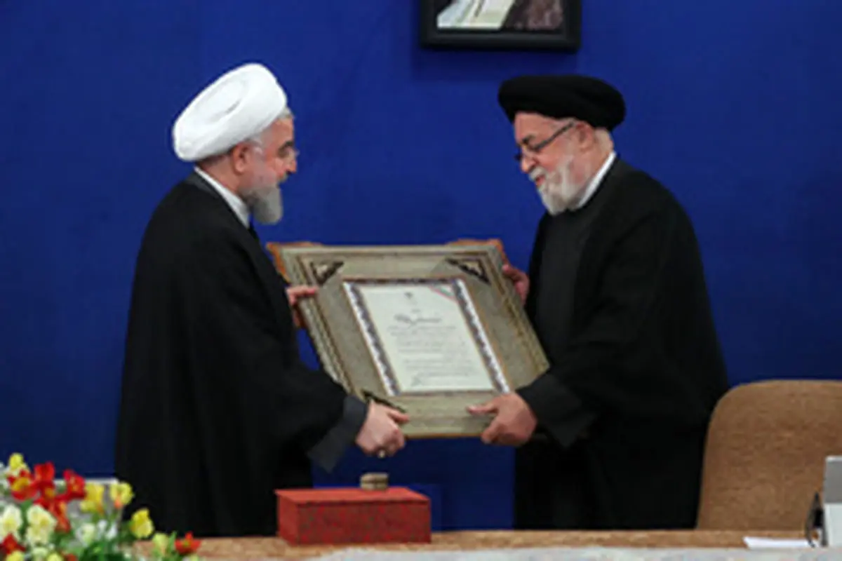 روحانی: دولت از خدمت به خانواده شهدا و ایثارگران دریغ نمی کند