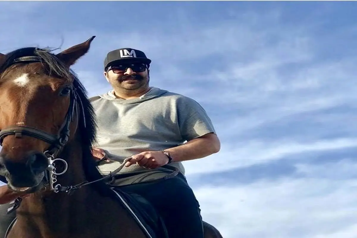 تصویری از خواننده معروف در حال اسب سواری