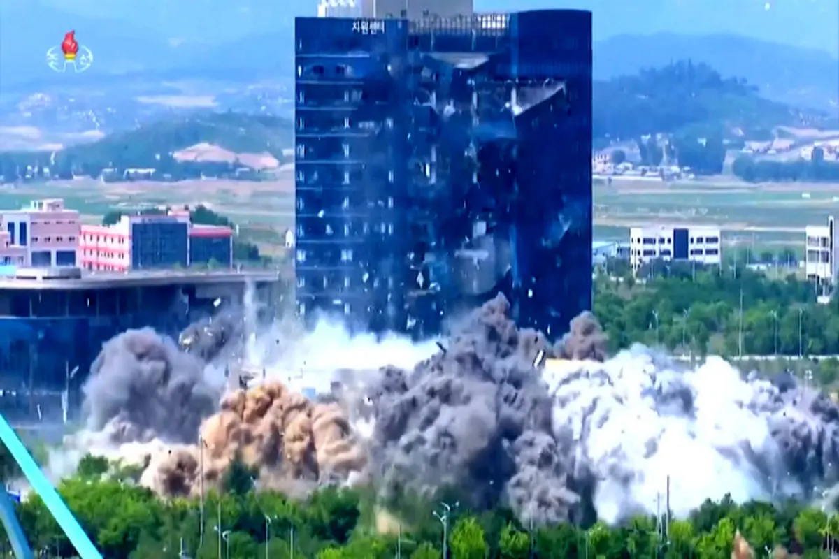 لحظه انفجار دفتر ارتباطات هماهنگی با سئول، توسط کره شمالی +فیلم