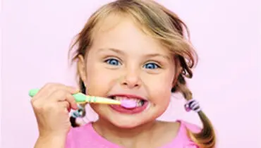 چگونه کودک را علاقمند به مسواک زدن کنیم؟