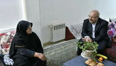 تصویری از هدیه متفاوت یک مادر شهید به قالیباف