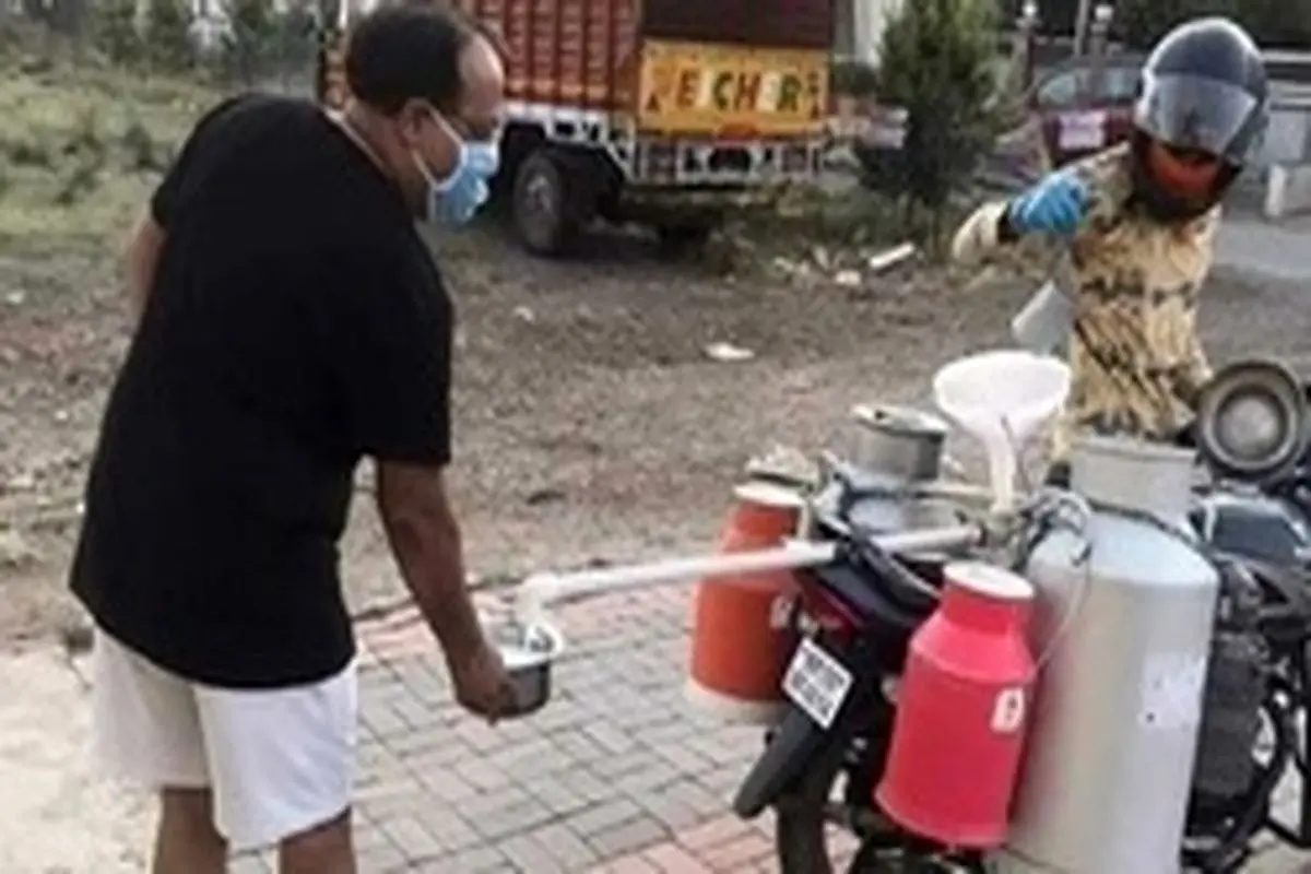 ابتکار جالب شیرفروش هندی برای مبتلانشدن به کرونا!+فیلم