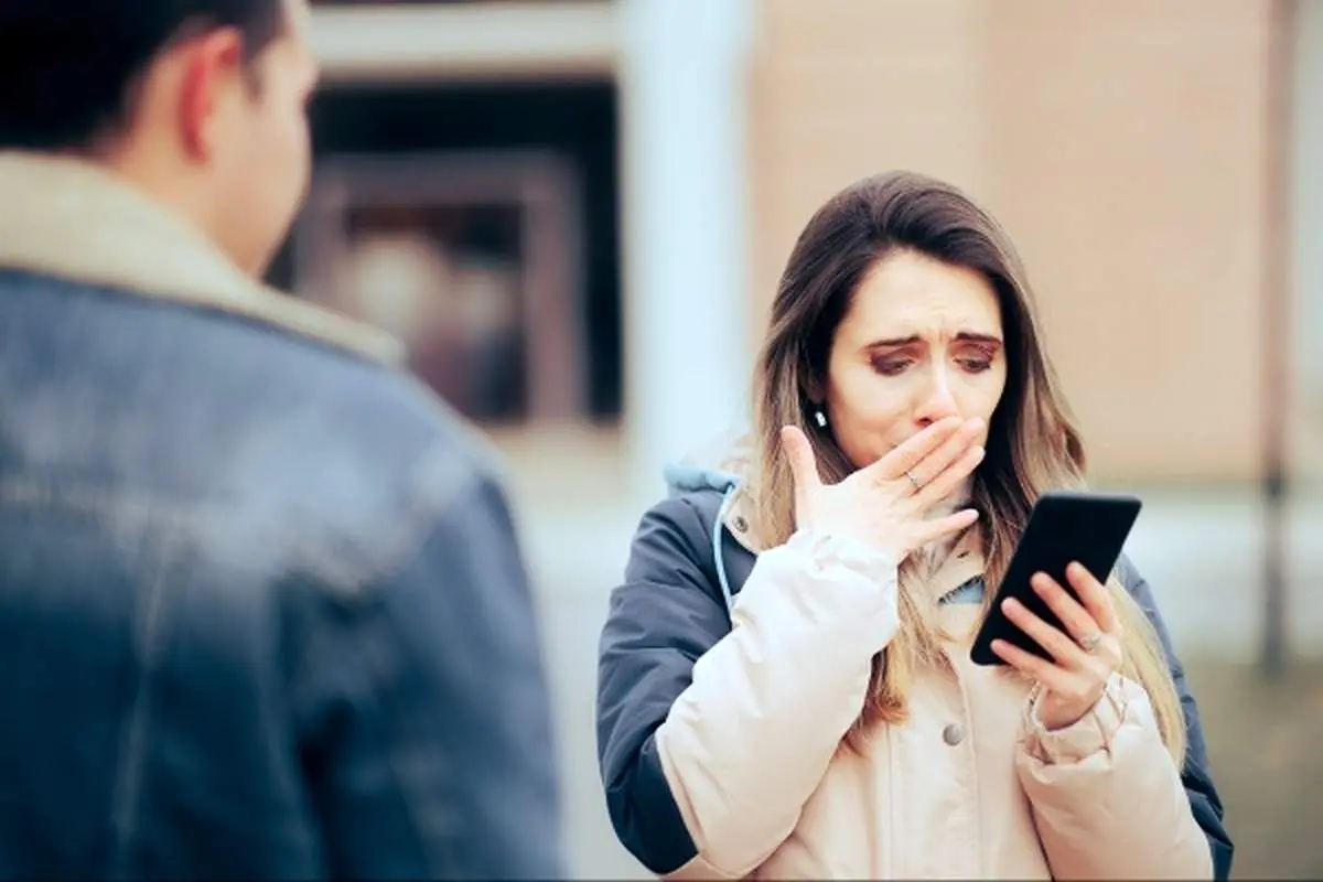 چک کردن گوشی همسر چه اشکالی دارد؟
