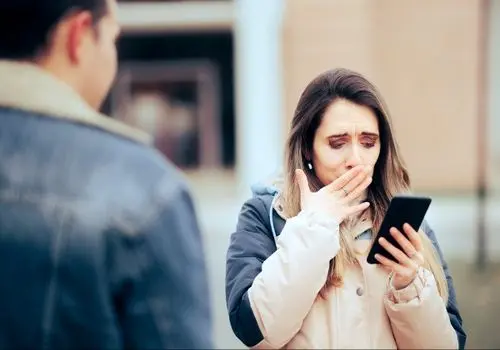 چک کردن گوشی همسر چه اشکالی دارد؟
