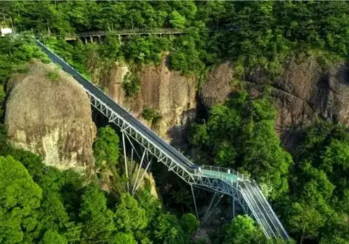 پله‌برقی کوه‌نوردی؛ جاذبه‌ای نوآورانه در کوه لینگ‌شان چین+ فیلم