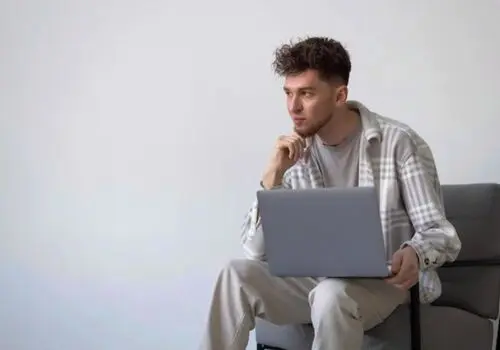 شخصیت شناسی با مدل در دست گرفتن کیف