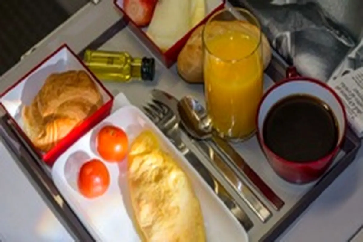 هرگز این مواد غذایی را در هواپیما نخورید!