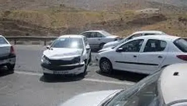 تصادف زنجیره‌ای ۱۱ خودرو در جاده شیراز-اصفهان+فیلم
