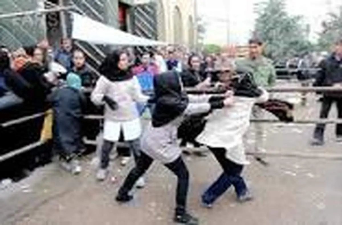 ویدیو/فیلمی که دنیا را شوکه کرد / رفتار خشن پلیس با خانم پرستار!