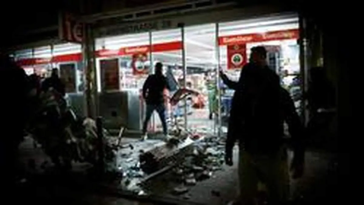 در درگیریهای شدید شبانه در اشتوتگارت آلمان دست کم ده پلیس زخمی شدند