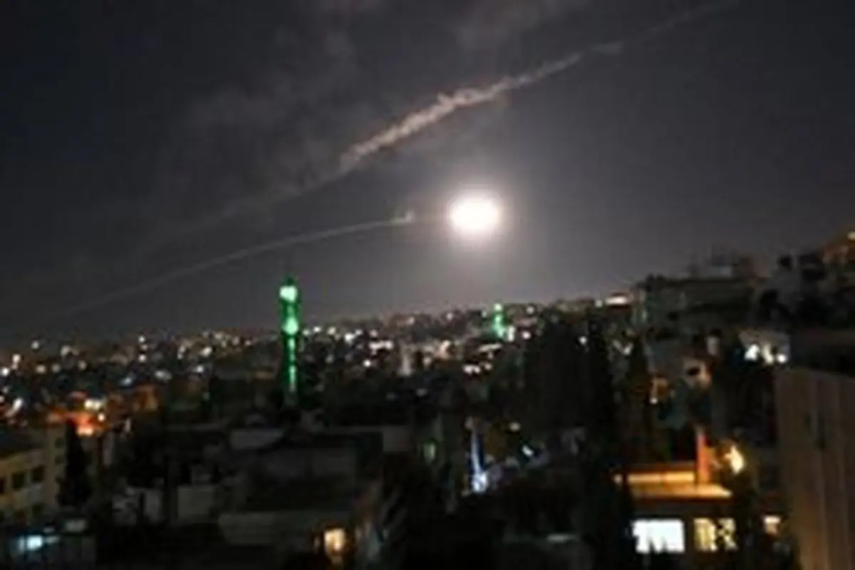 واکنش پدافند هوایی سوریه به حملات اسرائیل/ ۶ نظامی کشته و زخمی شد