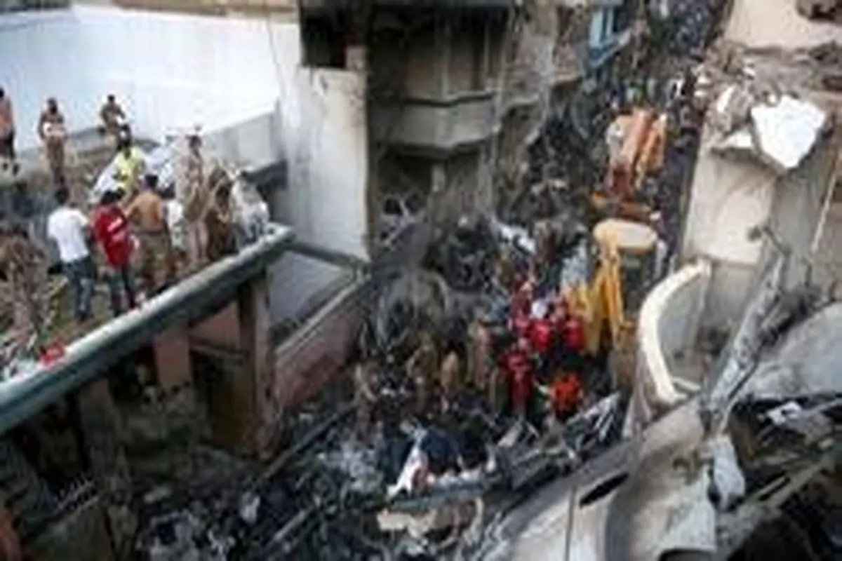 «خطای انسانی» علت سقوط هواپیما در منطقه‌ مسکونی کراچی پاکستان