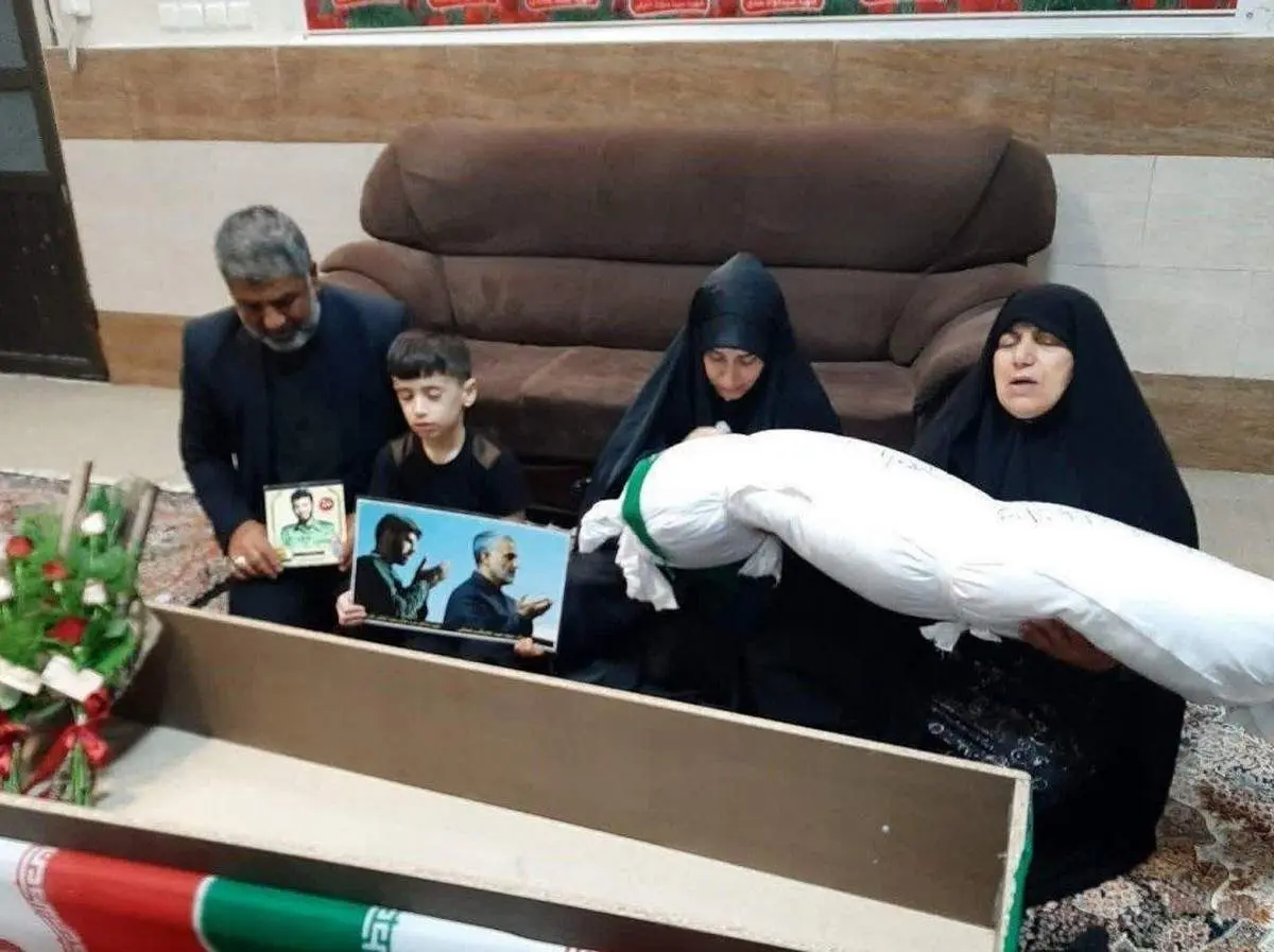 عکس / وداع یک مادر شهید مدافع حرم با پیکر فرزندش