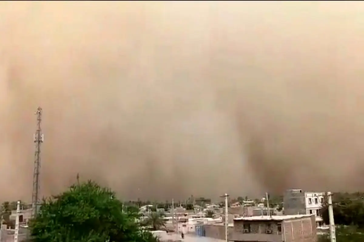 فیلم لحظه رسیدن طوفان گرد و خاک به شهر ایرانشهر در سیستان و بلوچستان
